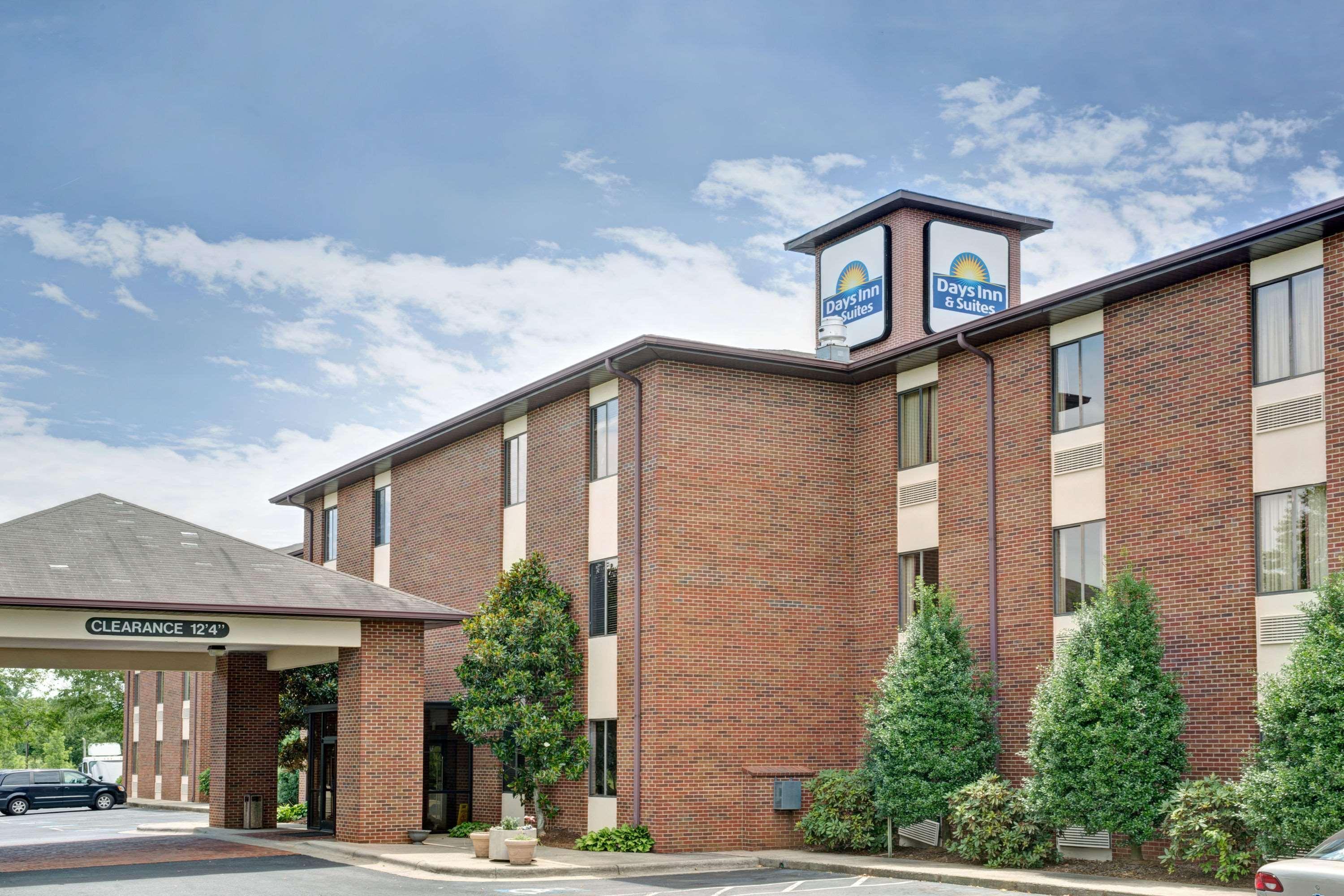 Days Inn & Suites By Wyndham Hickory Exterior photo