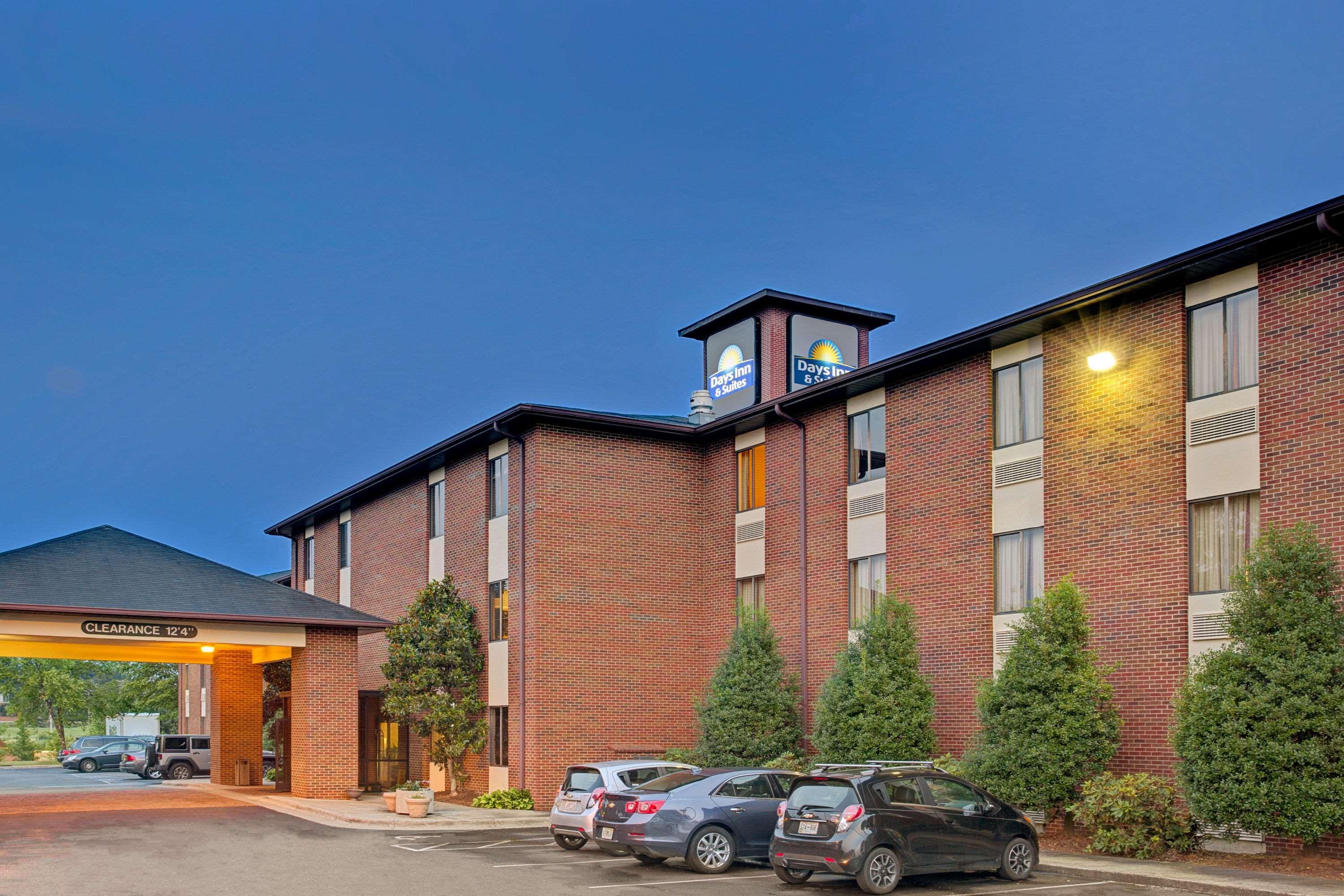 Days Inn & Suites By Wyndham Hickory Exterior photo